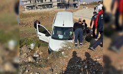 Otomobil su kanalına düştü: 1 yaralı