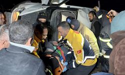 Takla atarak devrilen minibüsteki 4 kişi yaralandı!