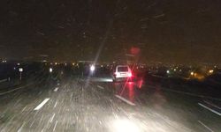 Kar ve tipi, yolu trafiğe kapattı!