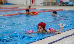 Diyarbakır'da engelli bireylerin yüzme keyfi