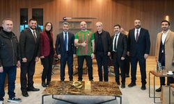Amedspor’dan Bafıl Talabani’ye forma hediyesi