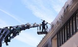 Bingöl'de buz sarkıtları itfaiye ekiplerince temizlendi