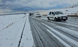 Bitlis’te buzlanma nedeniyle onlarca araç yolda kaldı