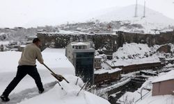 Bitlis’te çatılarda kar küreme seferberliği