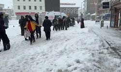 Buz sarkıtı bir kişiyi yaraladı