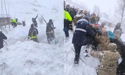Çatak'ta çığ altında kalan kadın kurtarıldı