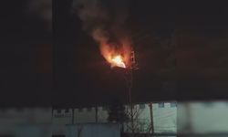 Diyarbakır’da elektrik direğindeki pano alev aldı