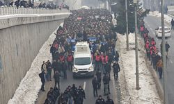 Diyarbakır’da, ‘Halep’e saldırı’ protesto yürüyüşü başladı