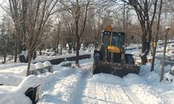 Diyarbakır’da mezarlıklar kardan temizleniyor