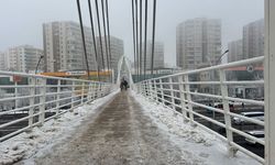 Diyarbakır’daki üst geçitler buz pistine döndü