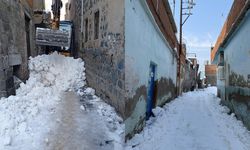 Diyarbakır’ın tarihi dar sokaklarında kar mesaisi