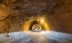 Dünyanın en zorlu yolu buz tuttu!