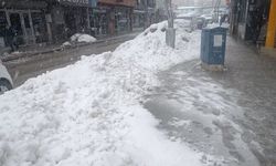 Hakkari'de yollar kapandı, okular tatil