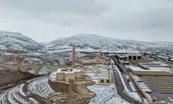 Hasankeyf'te tarihi yapılar beyaza büründü