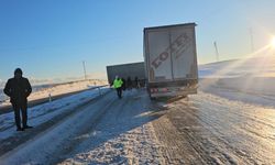 Buzlanan yolda kayan TIR, yolu kapattı