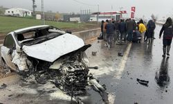 Diyarbakır’da otomobil duvara çarptı; 2 yaralı