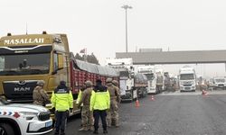 Diyarbakır’dan yola çıkan Kobani tırları hala bekletiliyor