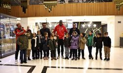 Senegalli futbolcu, Diyarbakır’da onardığı okulun öğrencileriyle buluştu