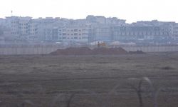 Kobani sınırında çukurlar kazıldı