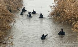 Sulama kanalına düşen otomobilin sürücüsünü arama çalışmaları