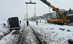 Trenin çarptığı otobüs, vinçle kaza yerinden alındı
