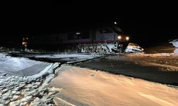 Yük treni otomobile çarptı; Faciaya kıl payı!