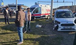 Bingöl'de ambulans ile otomobil arpıştı: 5 yaralı