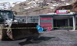 Bitlis'te toprak kayması: 2 iş yeri kullanılamaz halde