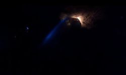 Diyarbakır’da şarampole düşen otomobil alev aldı