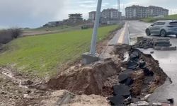Diyarbakır’da yol ve kaldırım çöktü