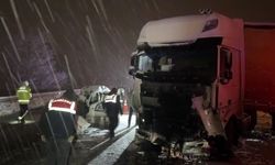 Erzurum'da, tır ile otomobil çarpıştı: 4 ölü