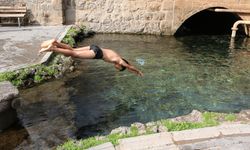 Güneşin açtığı Diyarbakır'da çocuklar Anzele suyuna atladı