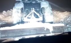 Kara saplanan otomobile traktörle kurtarma