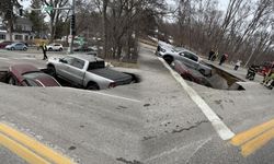 Yol çöktü, iki araç çukura düştü