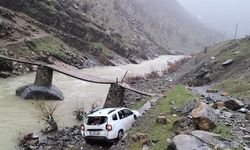 Şarampole devrilen otomobilde 2 yaralı