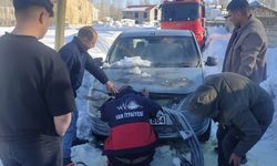 Van'da seyir halindeki otomobil alev aldı