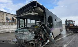 Yüksekova’da otobüs-minibüs çarpıştı: 18 yaralı