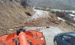 Batman'da heyelan: Köy yolları ulaşıma kapandı
