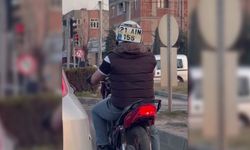 Diyarbakır trafiğindeki motosikletlinin ilginç görüntüsü
