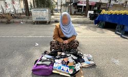 Diyarbakır’da genç kadın pazarda çorap satarak geçiniyor