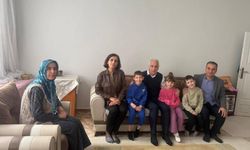 Diyarbakır'da öğrenciler, emekli öğretmenleri unutmadı