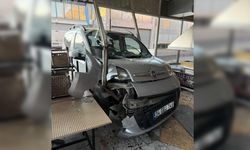 Diyarbakır'da otomobil iş yerine daldı