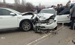 Elazığ'da iki otomobil çarpıştı: 9 yaralı