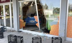 Fren yerine, gaza basınca süpermarkete daldı