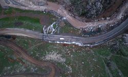 Hakkâri’de asfaltın ortasından su pınarı fışkırdı