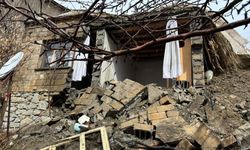 Hakkari’de yağışlara dayanamayan ev çöktü