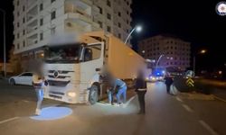 İran'dan gelen 25 göçmen tır dorsesinde yakalandı