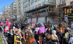Diyarbakır’da kadınlar, "Jin, Jiyan, Azadî" sloganıyla İstasyon Meydanı'na yürüyor