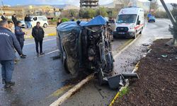 Mardin'de refüje çarpan otomobilin sürücüsü yaralandı