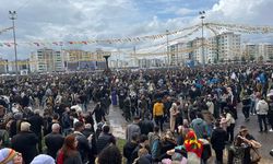 Diyarbakır’da yüzbinler  yağışa rağmen Newroz halayında
